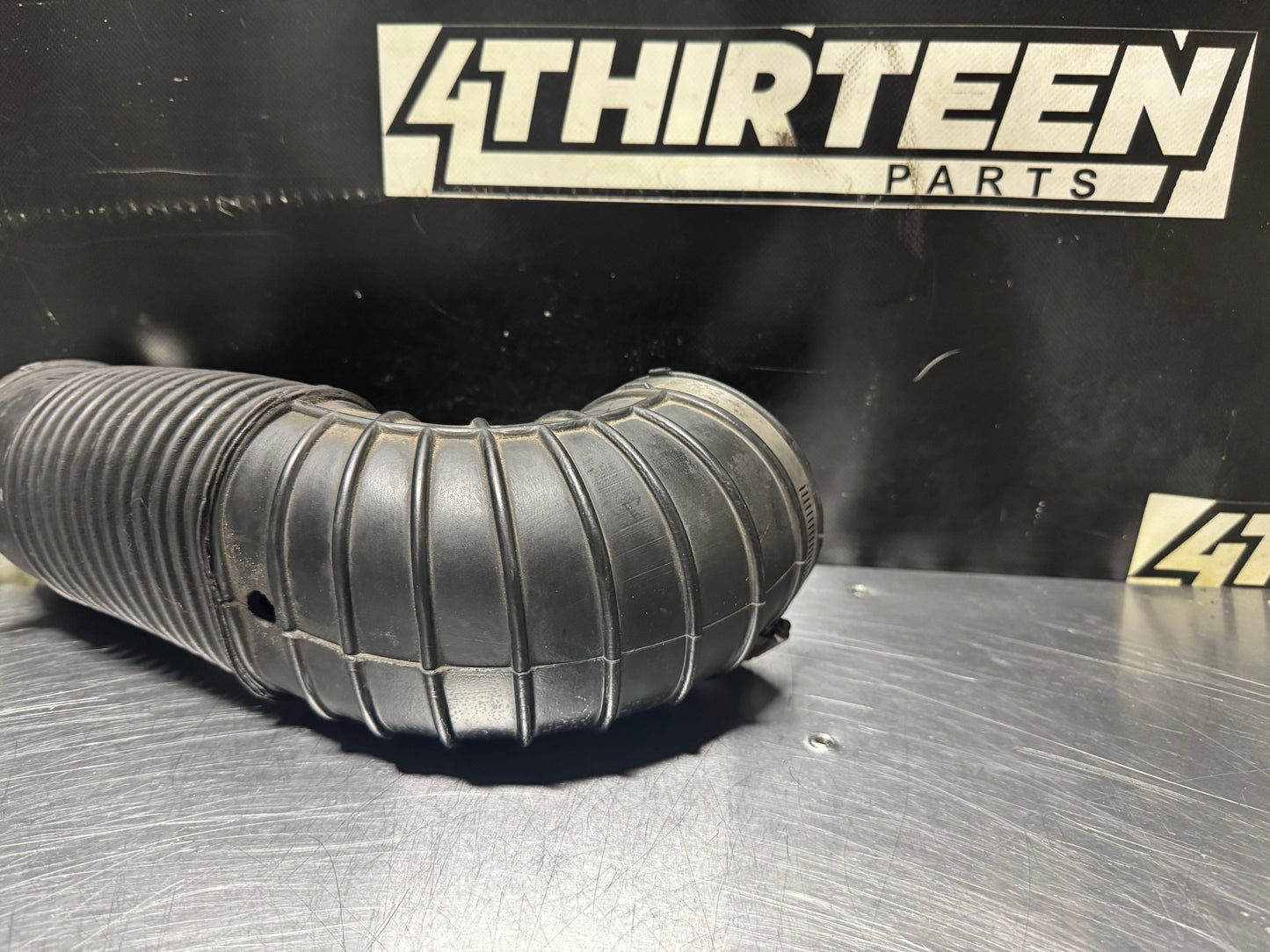 04 PONTIAC GTO AIR INTAKE RUBBER HOSE INTLET OEM #N461