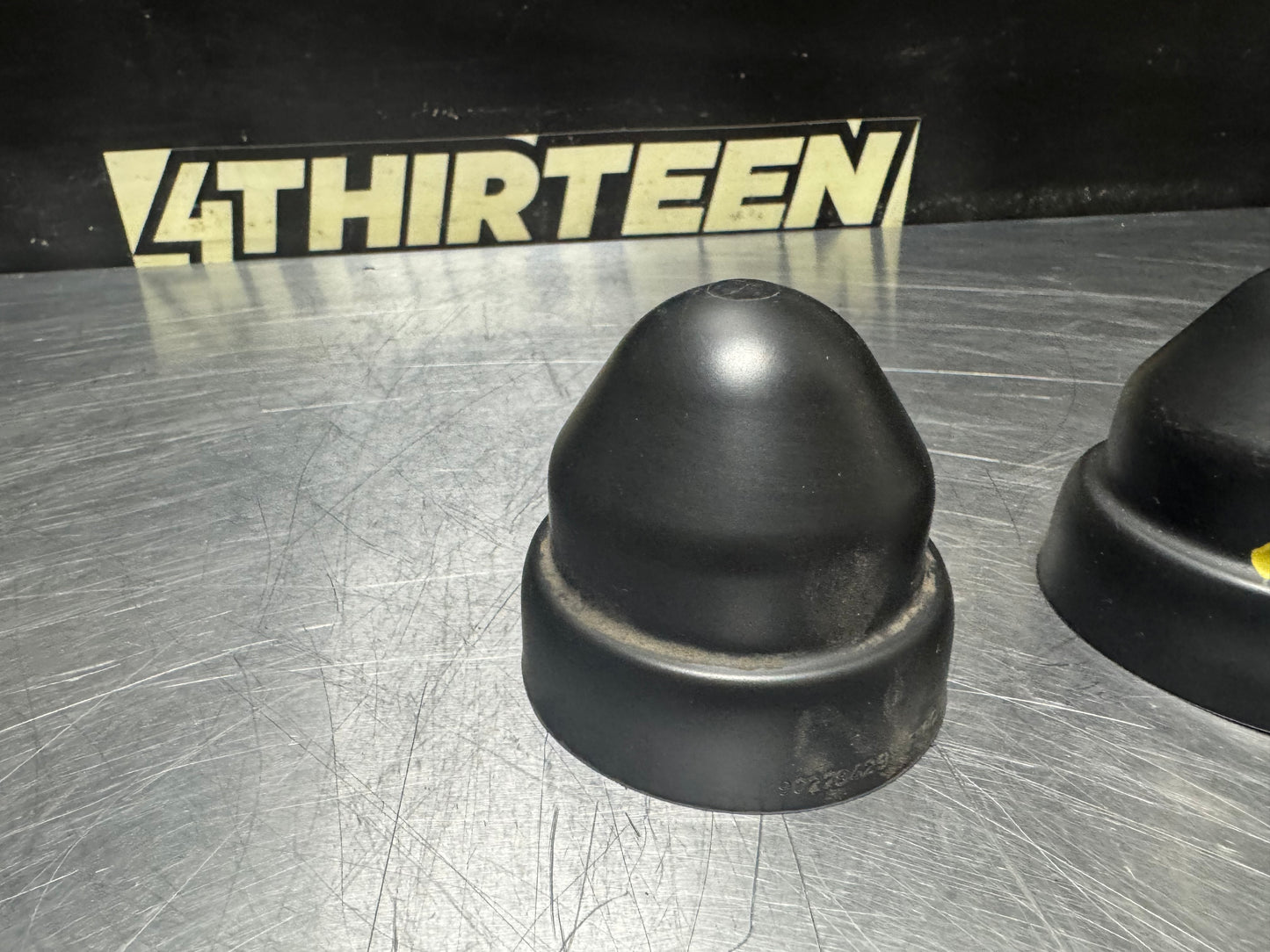 04-06 PONTIAC GTO REAR SHOCK ABSORBER STRUT CAP TOP COVER SET 90278429 OEM #N412