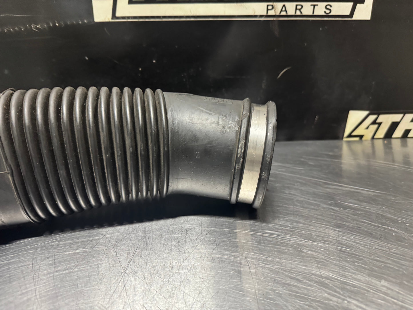04 PONTIAC GTO AIR INTAKE RUBBER HOSE INTLET OEM #N461