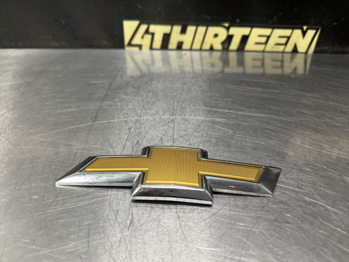 16-24 CHEVROLET CAMARO REAR EMBLEM 84003919 OEM #N940