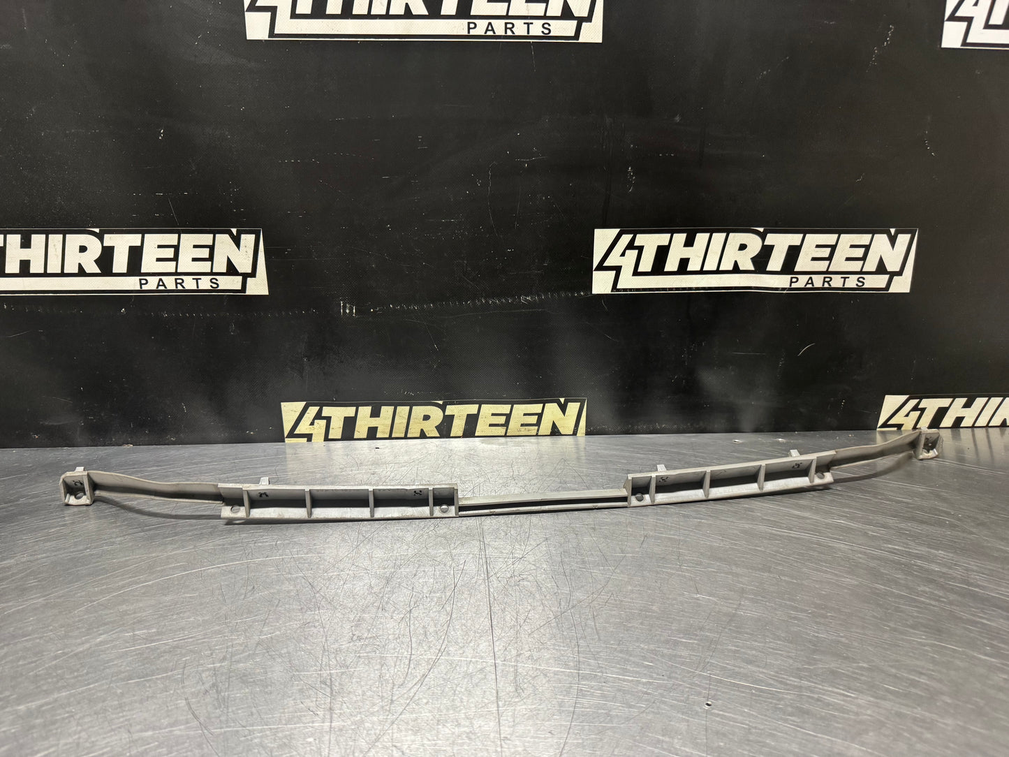 04-06 PONTIAC GTO UPPER REAR CENTER BUMPER BRACKET 92049262 OEM #N400