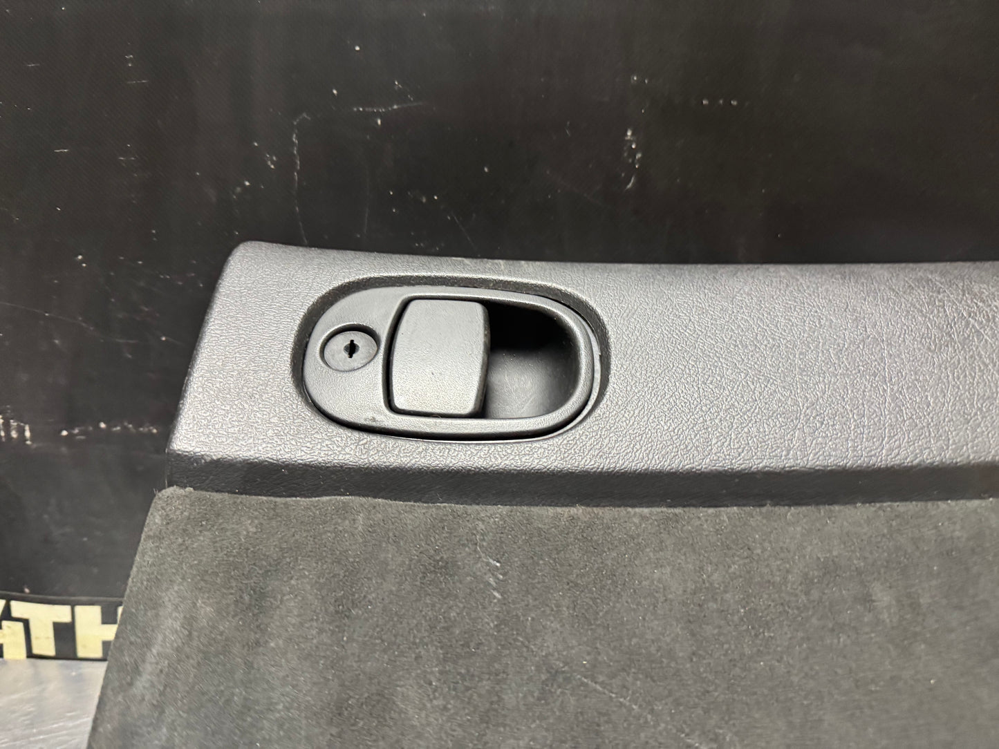 04-06 PONTIAC GTO GLOVE BOX OEM #N301