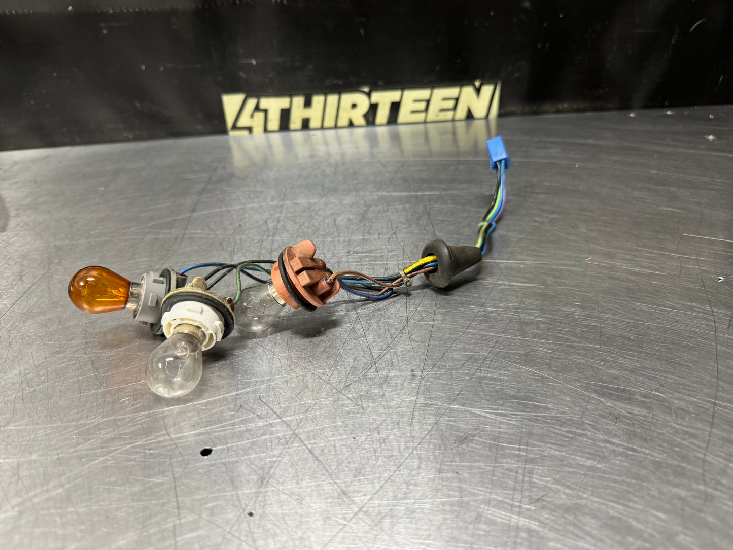 04-06 PONTIAC GTO ONE SIDE TAIL LIGHT TAILLIGHT HARNESS OEM #N700