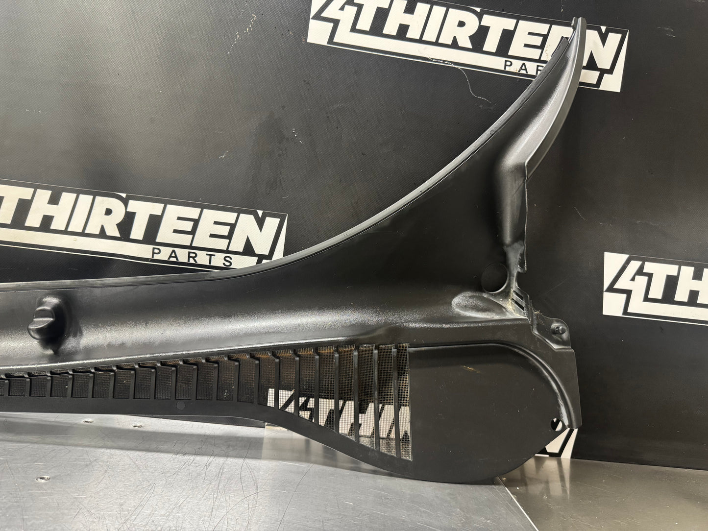 97-04 C5 CORVETTE WINDSHIELD WIPER COWL 10446063 OEM #N59