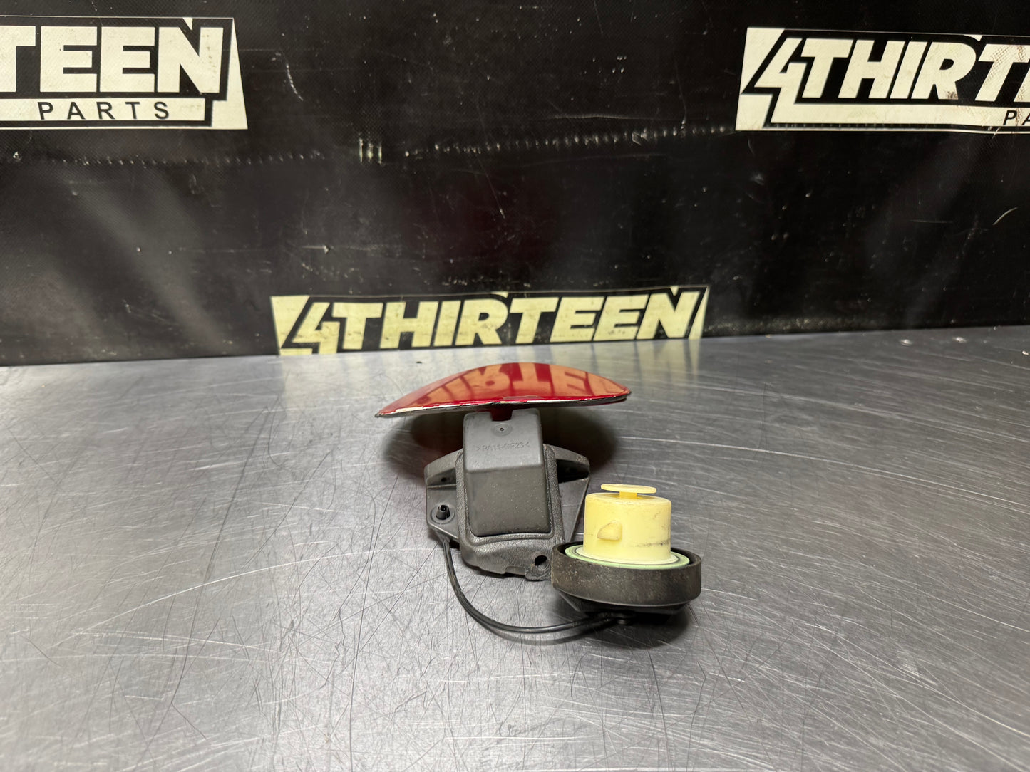 04-06 PONTIAC GTO FUEL FILLER DOOR ASSEMBLY RED 92119899 OEM #N714