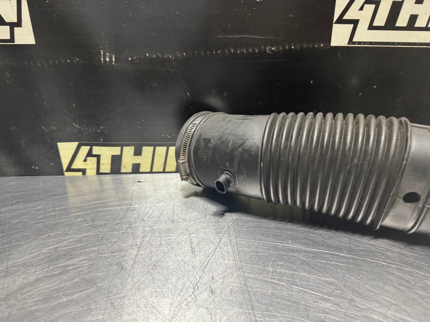 04 PONTIAC GTO AIR INTAKE RUBBER HOSE INTLET OEM #N461
