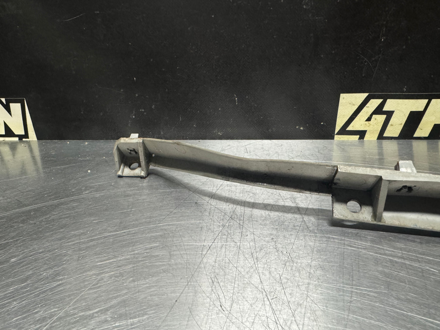 04-06 PONTIAC GTO UPPER REAR CENTER BUMPER BRACKET 92049262 OEM #N382