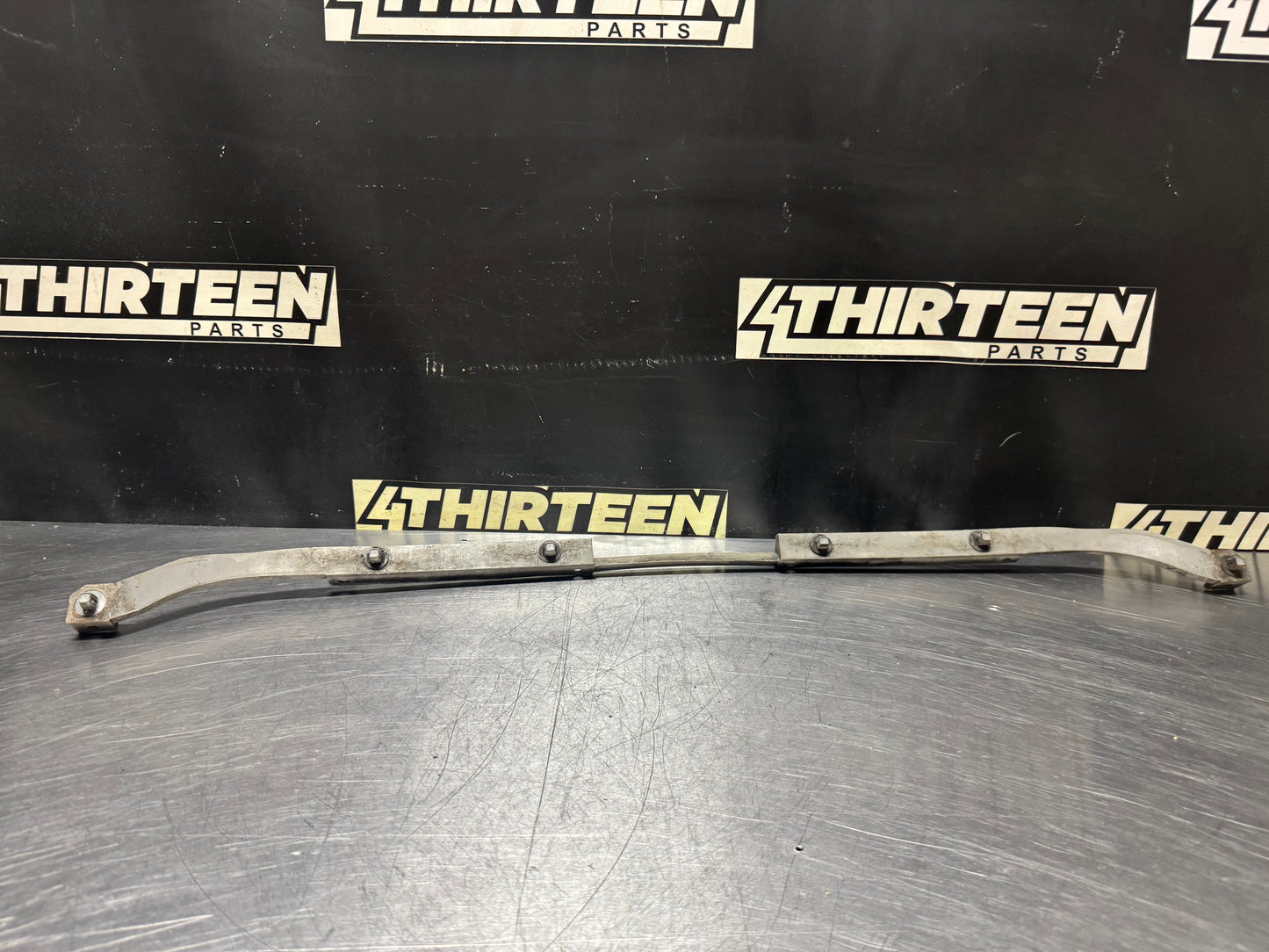 04-06 PONTIAC GTO UPPER REAR CENTER BUMPER BRACKET 92049262 OEM #N382