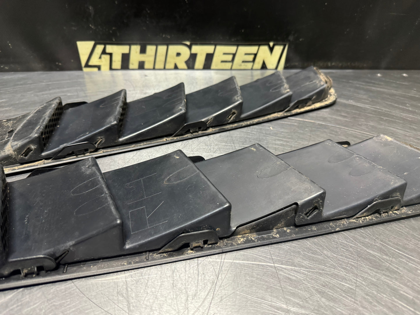2013 FORD MUSTANG GT HOOD VENT LOUVERS PAIR BLCK OEM #N649