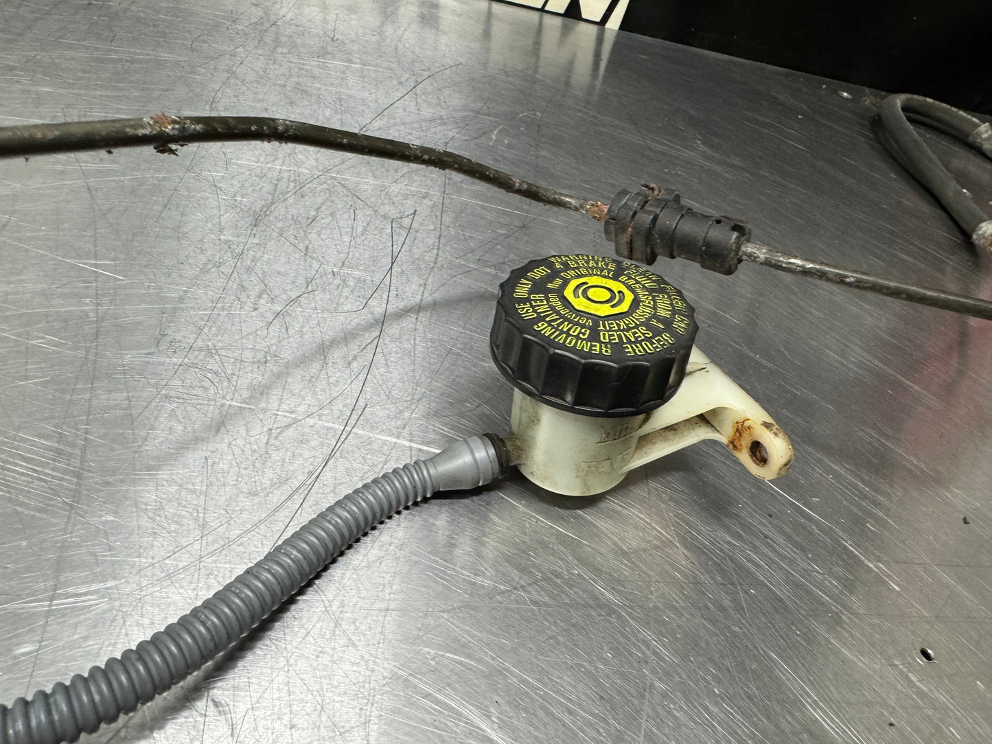04-06 PONTIAC GTO HYDRAULIC CLUTCH MASTER CYLINDER W/RESERVOIR AND LINES #L458