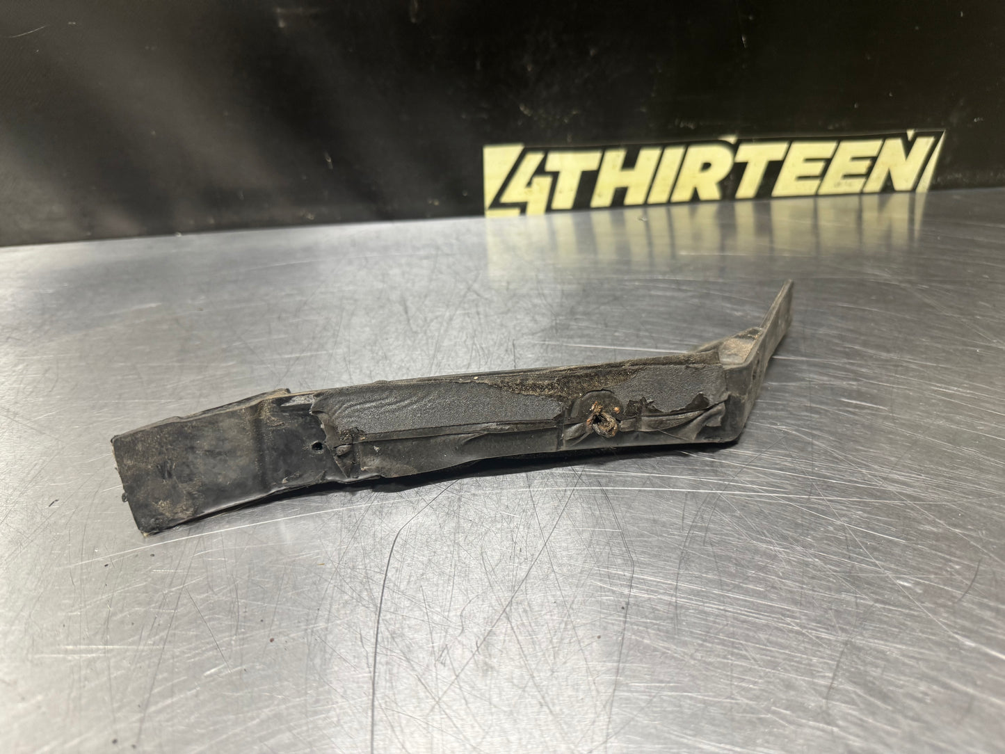 97-04 C5 CORVETTE RH PASSENGER SIDE EXTERIOR A-PILLAR BRACKET OEM #N631