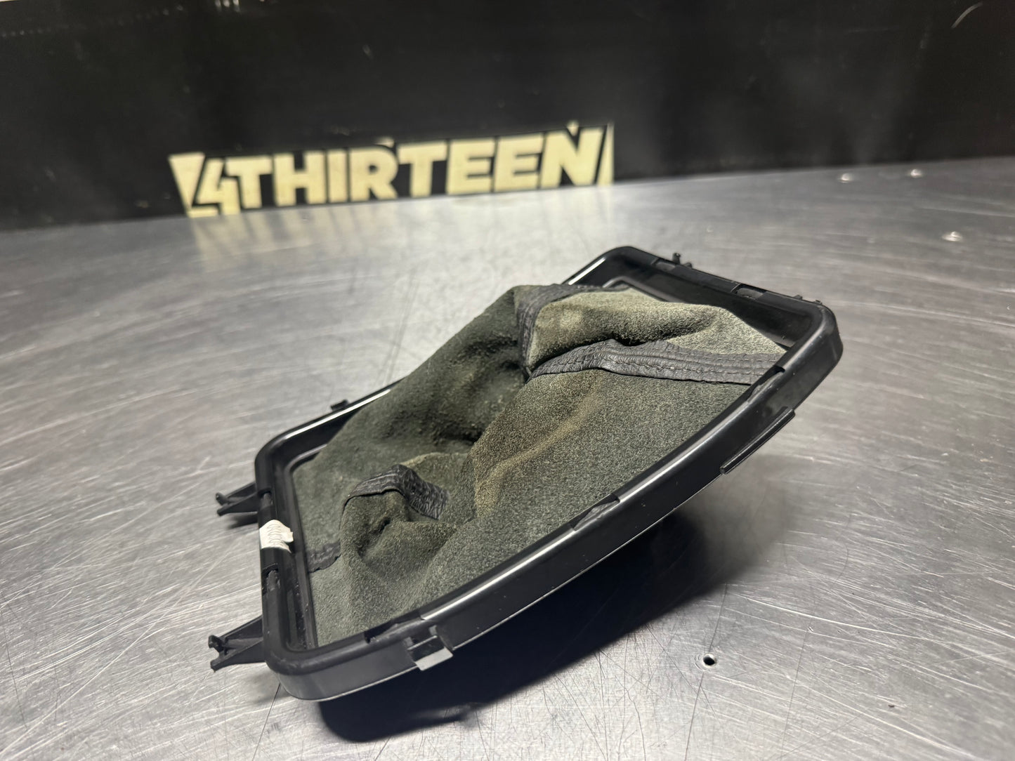 04-06 PONTIAC GTO MANUAL SHIFT BOOT W/ BEZEL OEM #N372