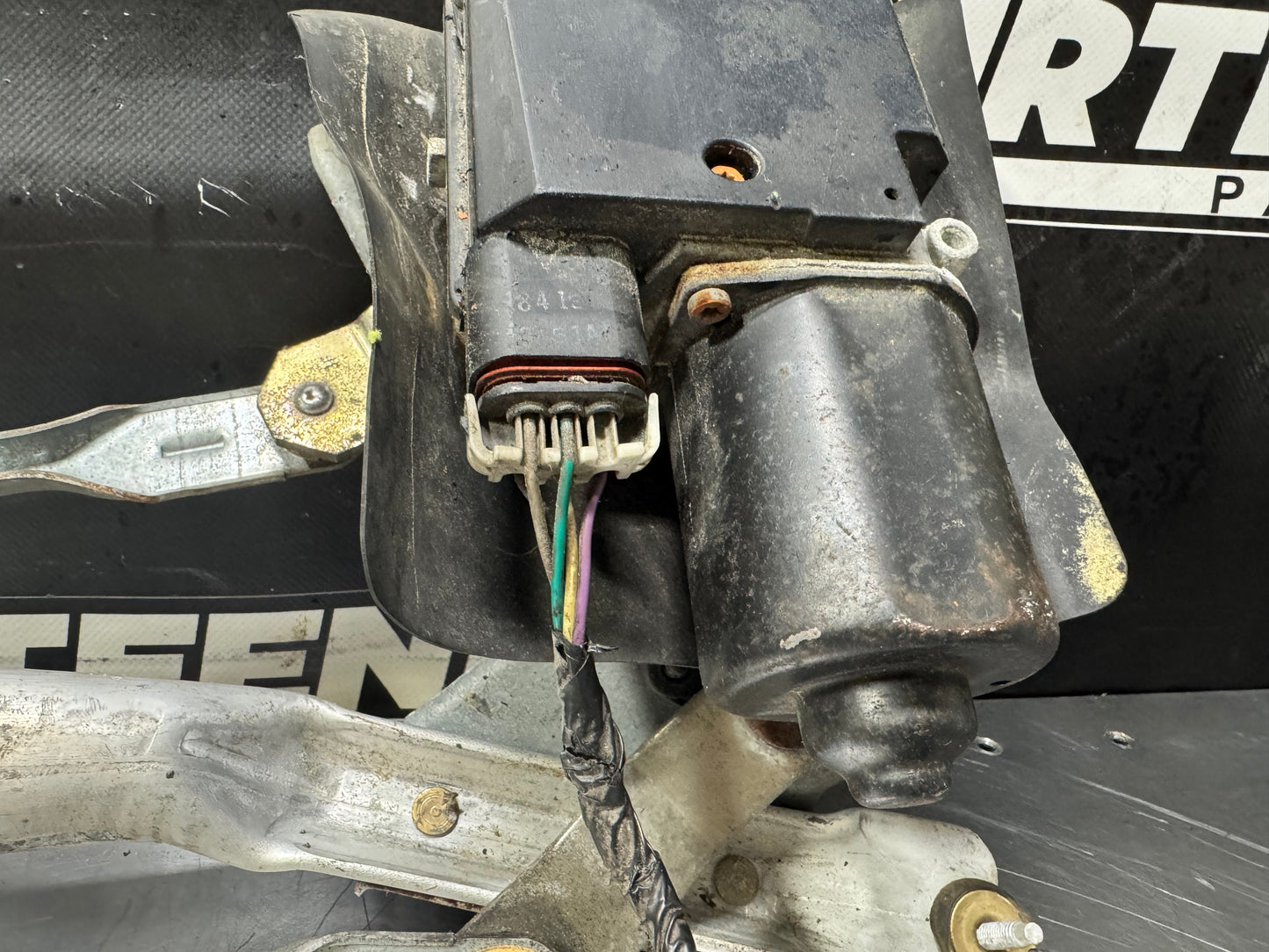 97-04 C5 CORVETTE WINDSHIELD WIPER ARM LINKAGE MOTOR ASSEMBLY #L480