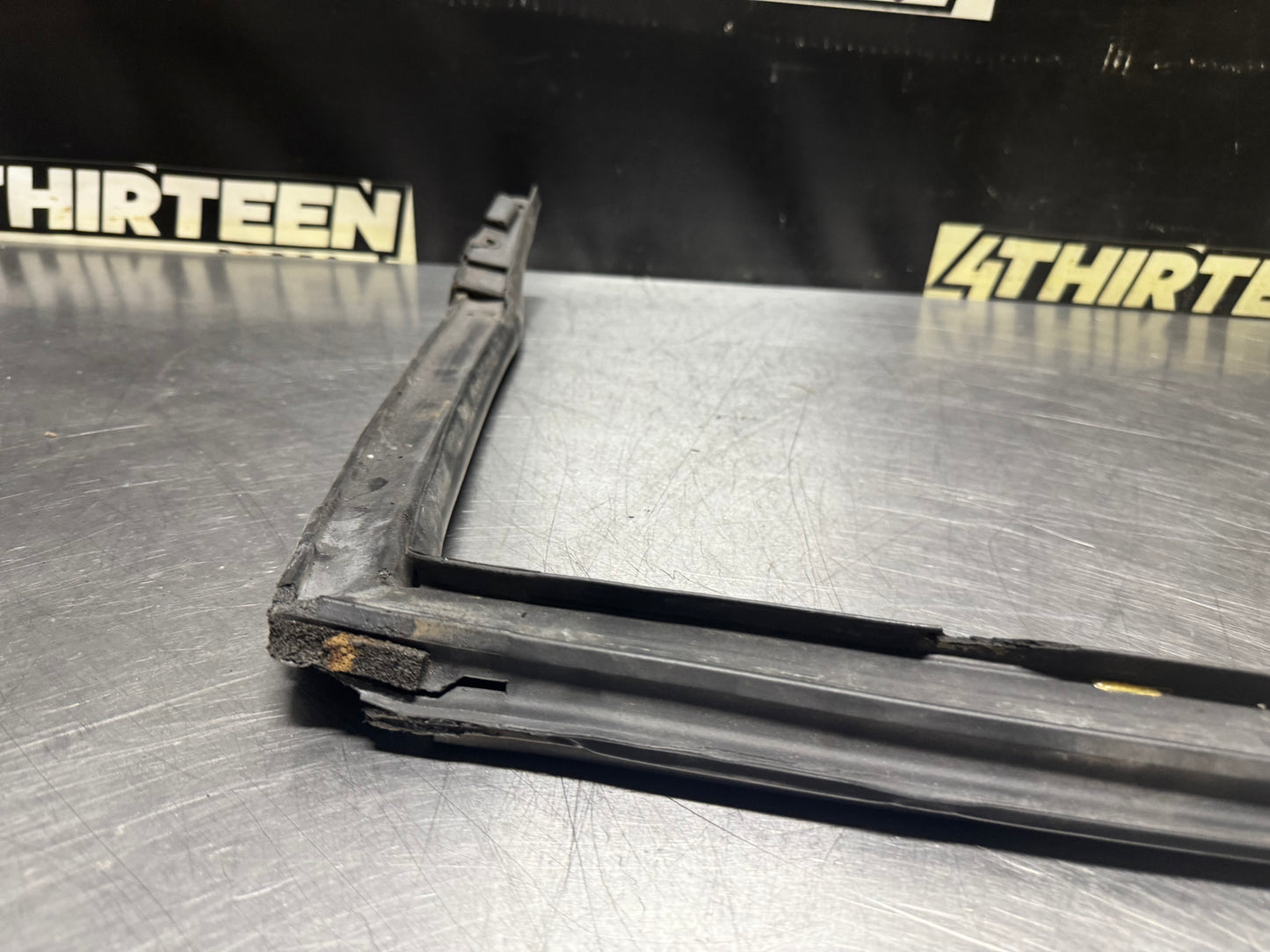01-04 C5 Z06 FRC CORVETTE RH PASSENGER DOOR SEAL OEM #N553