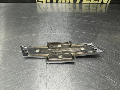 16-24 CHEVROLET CAMARO REAR EMBLEM 84003919 OEM #N940