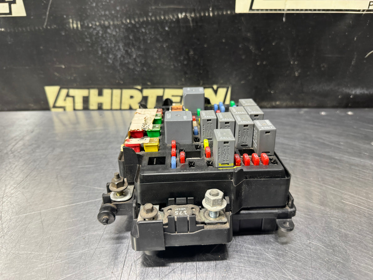 03-05 CHEVY SILVERADO GMC SIERRA 2500 ENGINE BAY FUSE BOX 15115615-02 OEM #X37