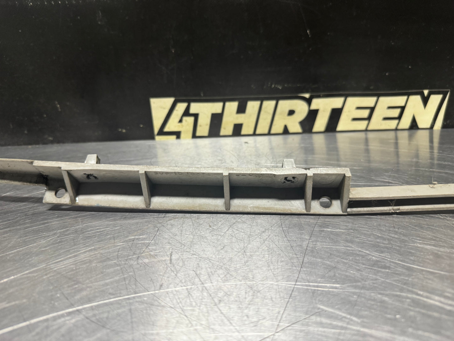 04-06 PONTIAC GTO UPPER REAR CENTER BUMPER BRACKET 92049262 OEM #N382