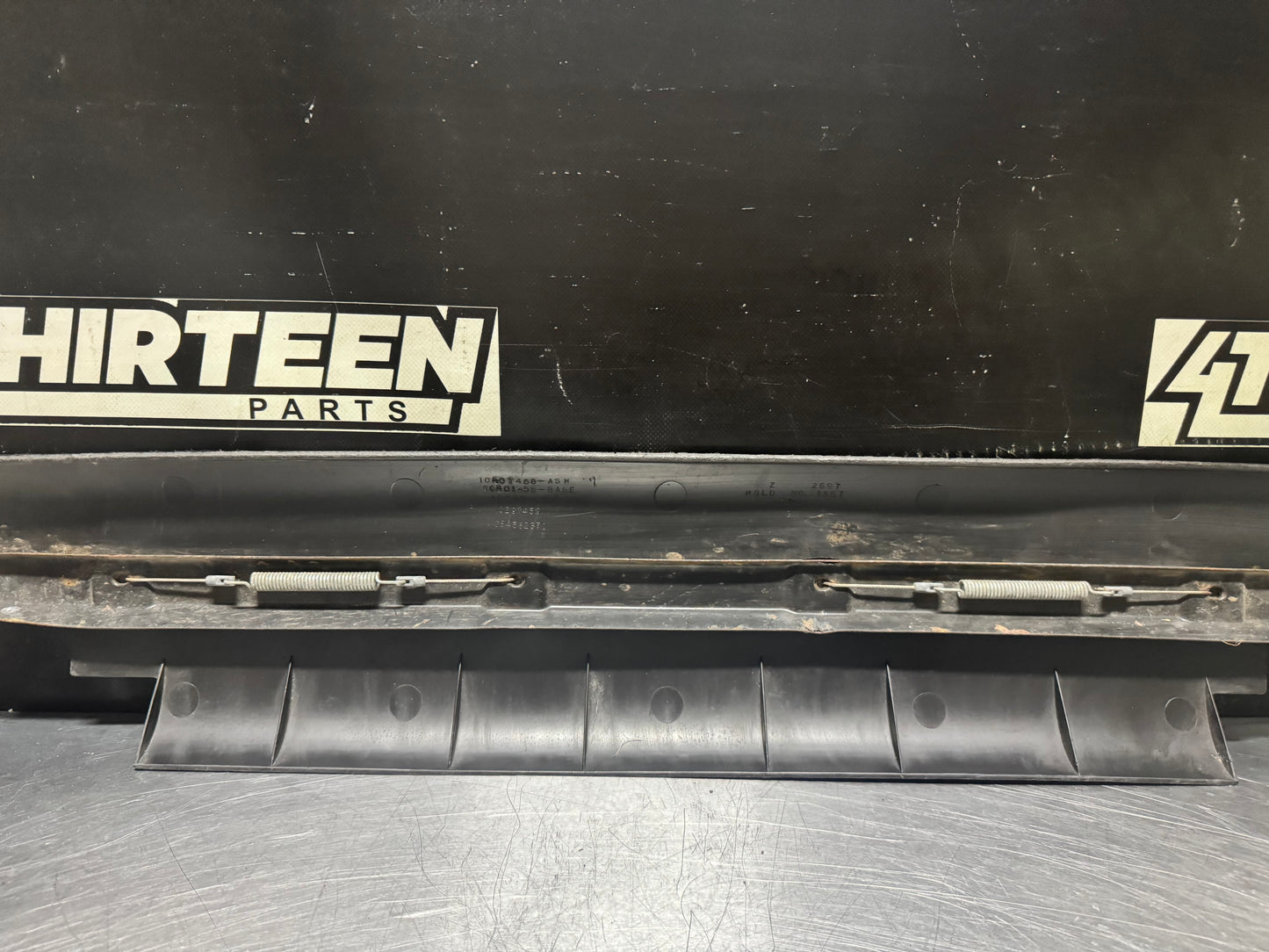 97-04 C5 CORVETTE LOWER CENTER AIR DEFLECTOR ASSEMBLY 10401458 OEM #N606