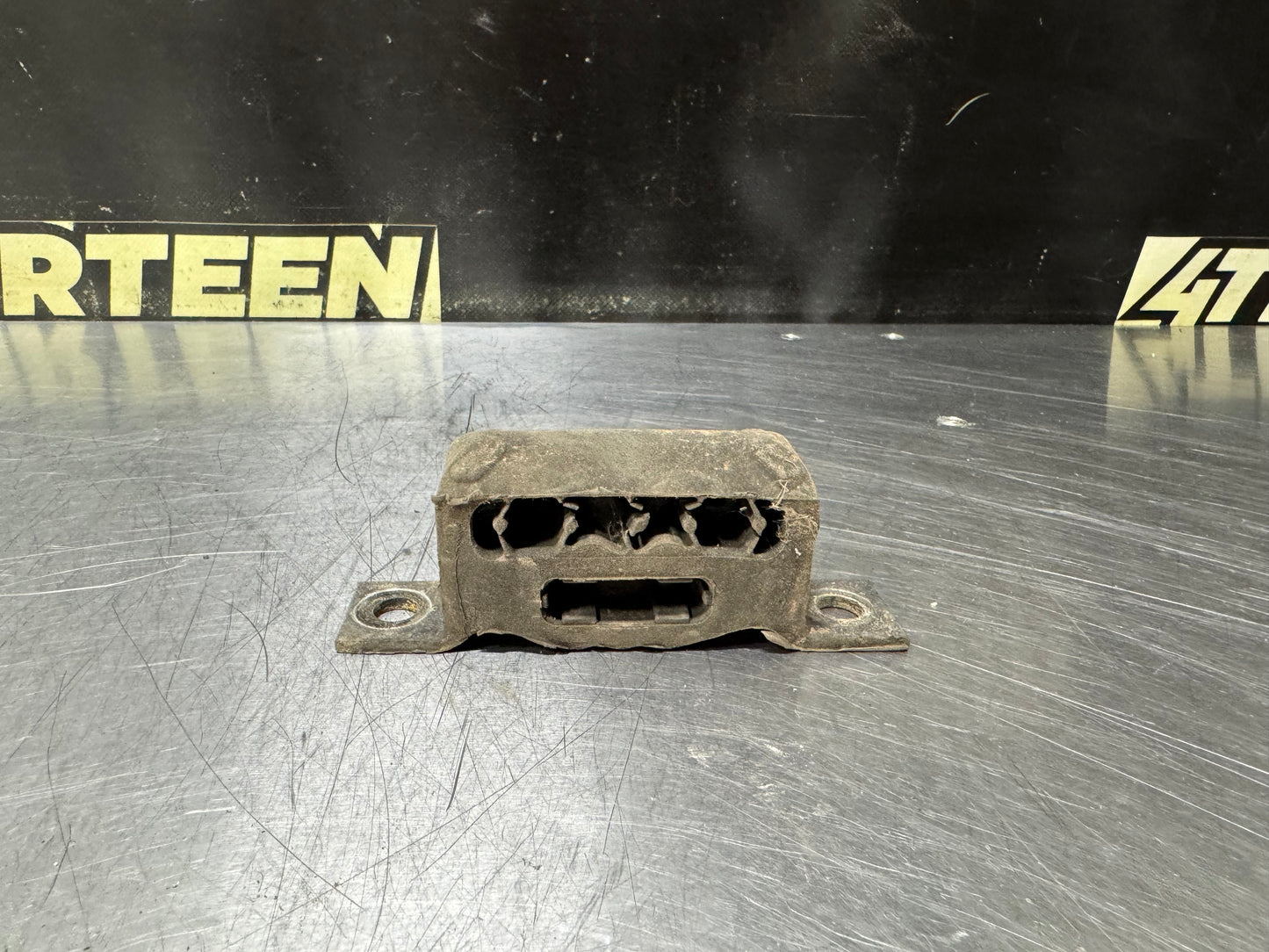 1997-2004 C5 CORVETTE REAR RUBBER EXHAUST HANGER #N886