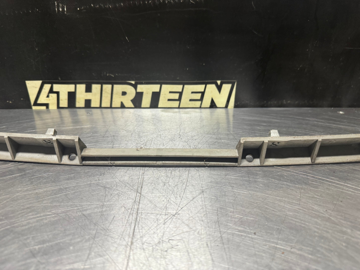 04-06 PONTIAC GTO UPPER REAR CENTER BUMPER BRACKET 92049262 OEM #N382