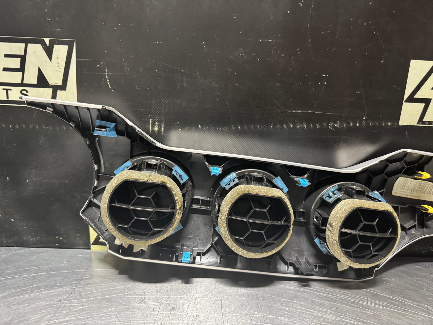 2017 FORD MUSTANG GT CENTER DASH TRIM WITH VENTS FR3B-63044A92 #766