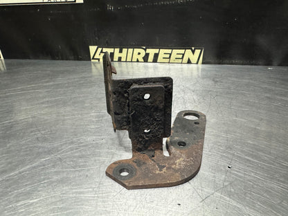 04-06 PONTIAC GTO POWER STEERING RESERVOIR BRACKET OEM #N486