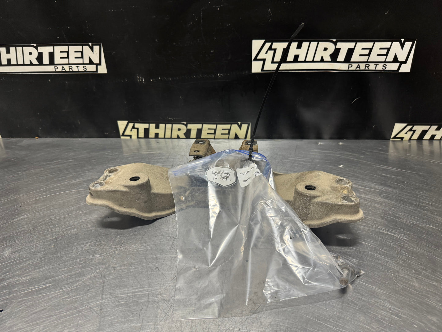 04-06 PONTIAC GTO TRANSMISSION T56 CROSSMEMBER OEM #N268