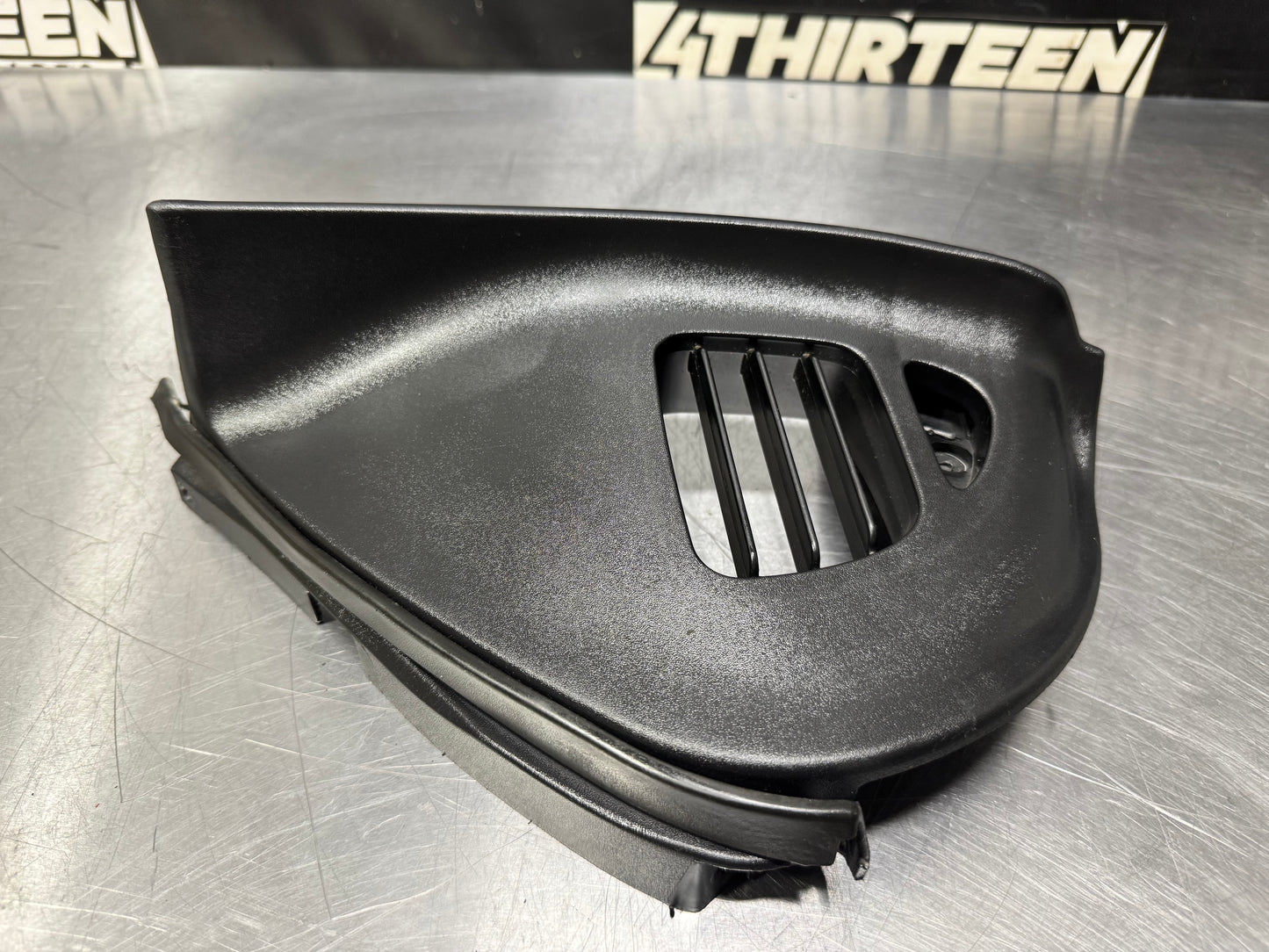 04-06 PONTIAC GTO LH DRIVER SIDE DEFROST VENT TRIM OEM #L427