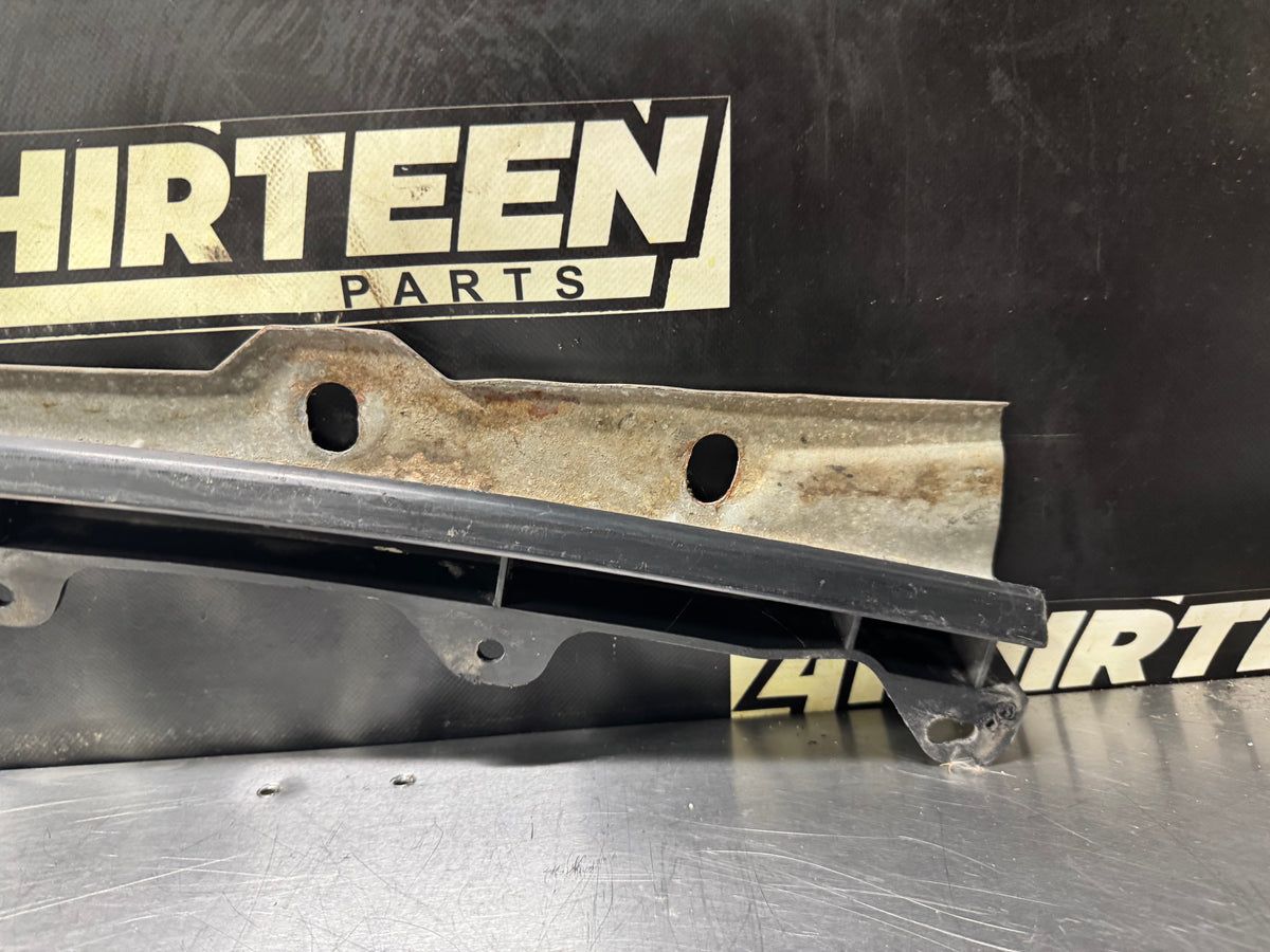 1997-2004 C5 CORVETTE USED OEM FRONT BUMPER FASCIA RETAINER 10256973 #N889