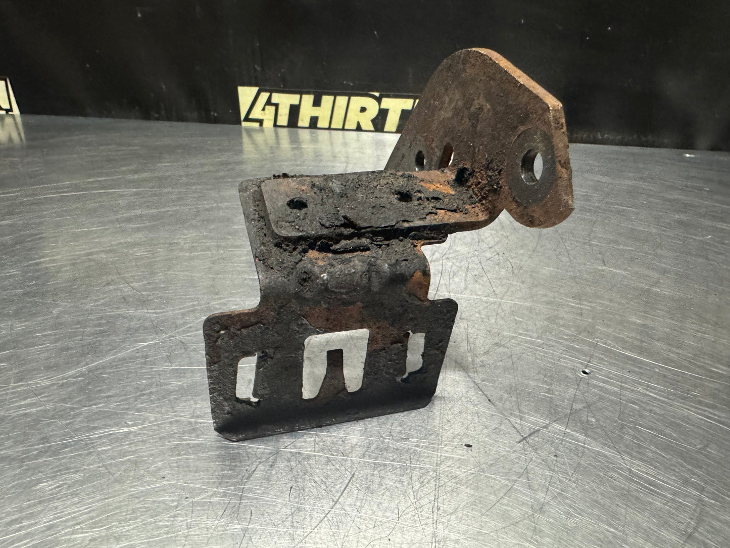 04-06 PONTIAC GTO POWER STEERING RESERVOIR BRACKET OEM #N486