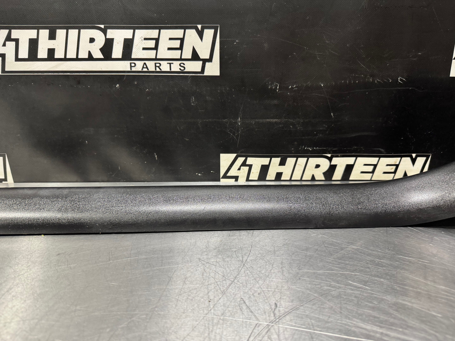 97-04 C5 CORVETTE PASSENGER SIDE DOOR SILL KICK PANEL RH BLK OEM 10247092 #L470