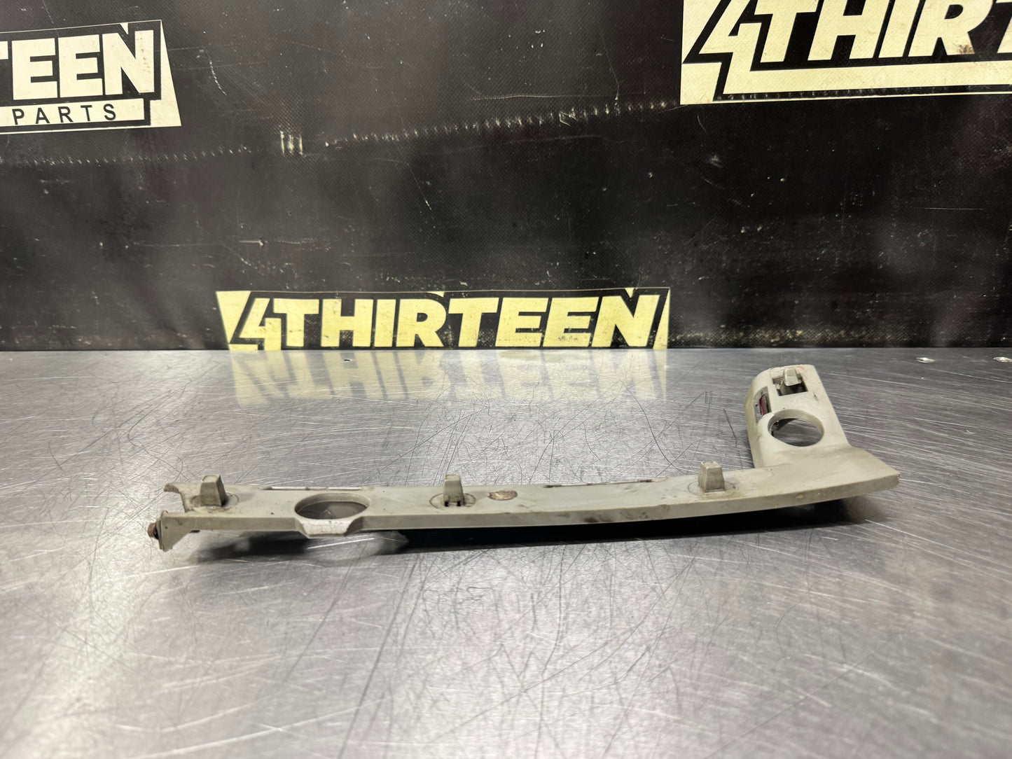 04-06 PONTIAC GTO FRONT LH LEFT FRONT BUMPER GUIDE BRACKET 92177408 OEM #N897