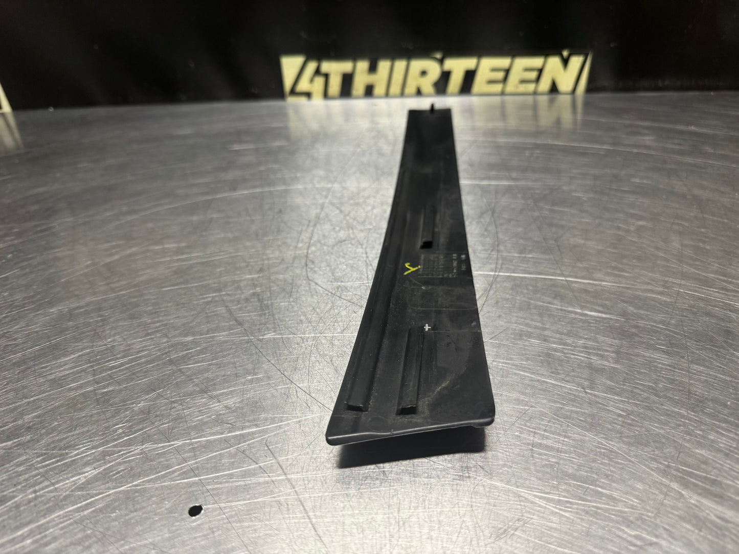 04-06 PONTIAC GTO EXTERIOR B PILLAR WINDOW TRIM RH SIDE 92093112 OEM #N591