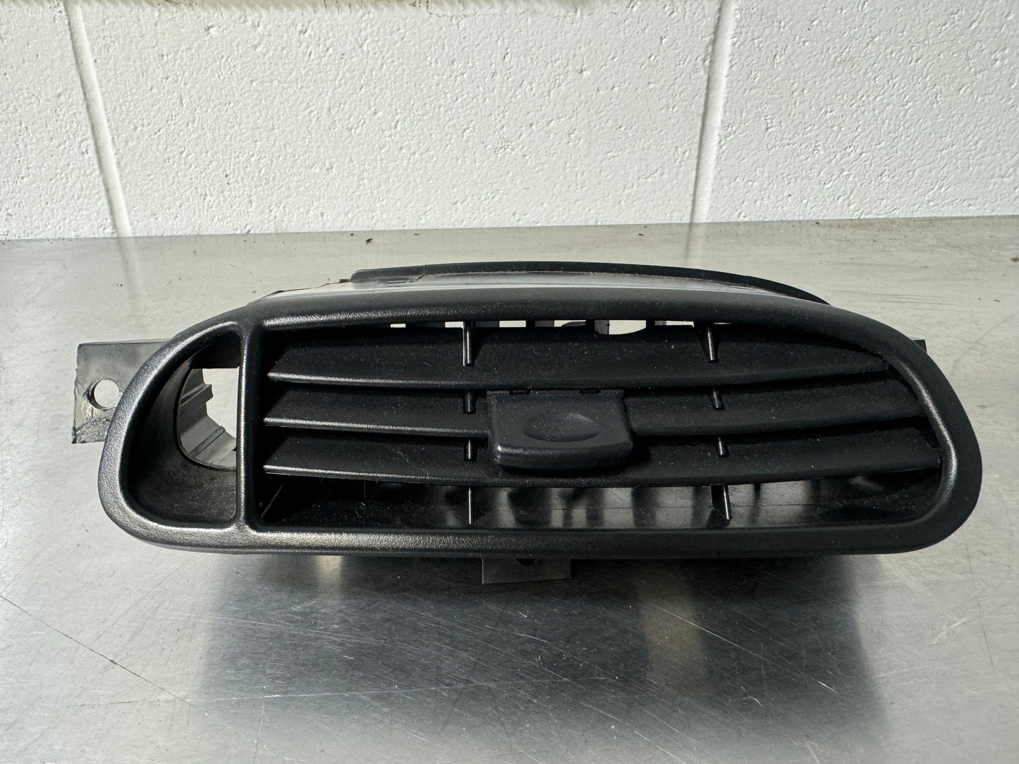 1997-2004 CORVETTE C5 USED OEM CENTER DASH VENT #24-01