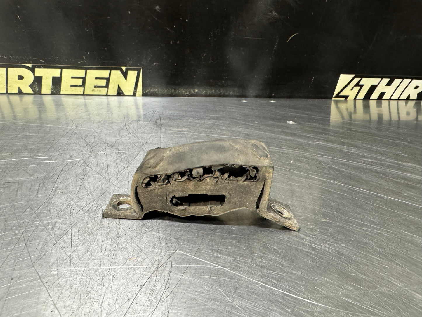 1997-2004 C5 CORVETTE REAR RUBBER EXHAUST HANGER #N885