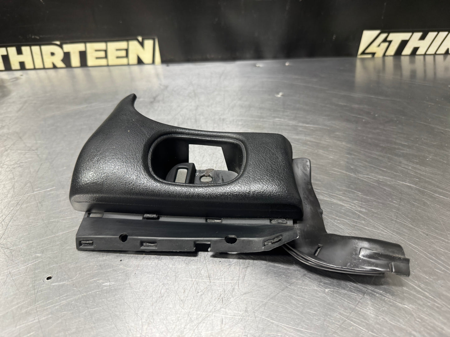 97 - 04 CORVETTE C5 OEM KNEE BOLSTER UPPER MOUNTING TRIM 10281975 OEM #N324