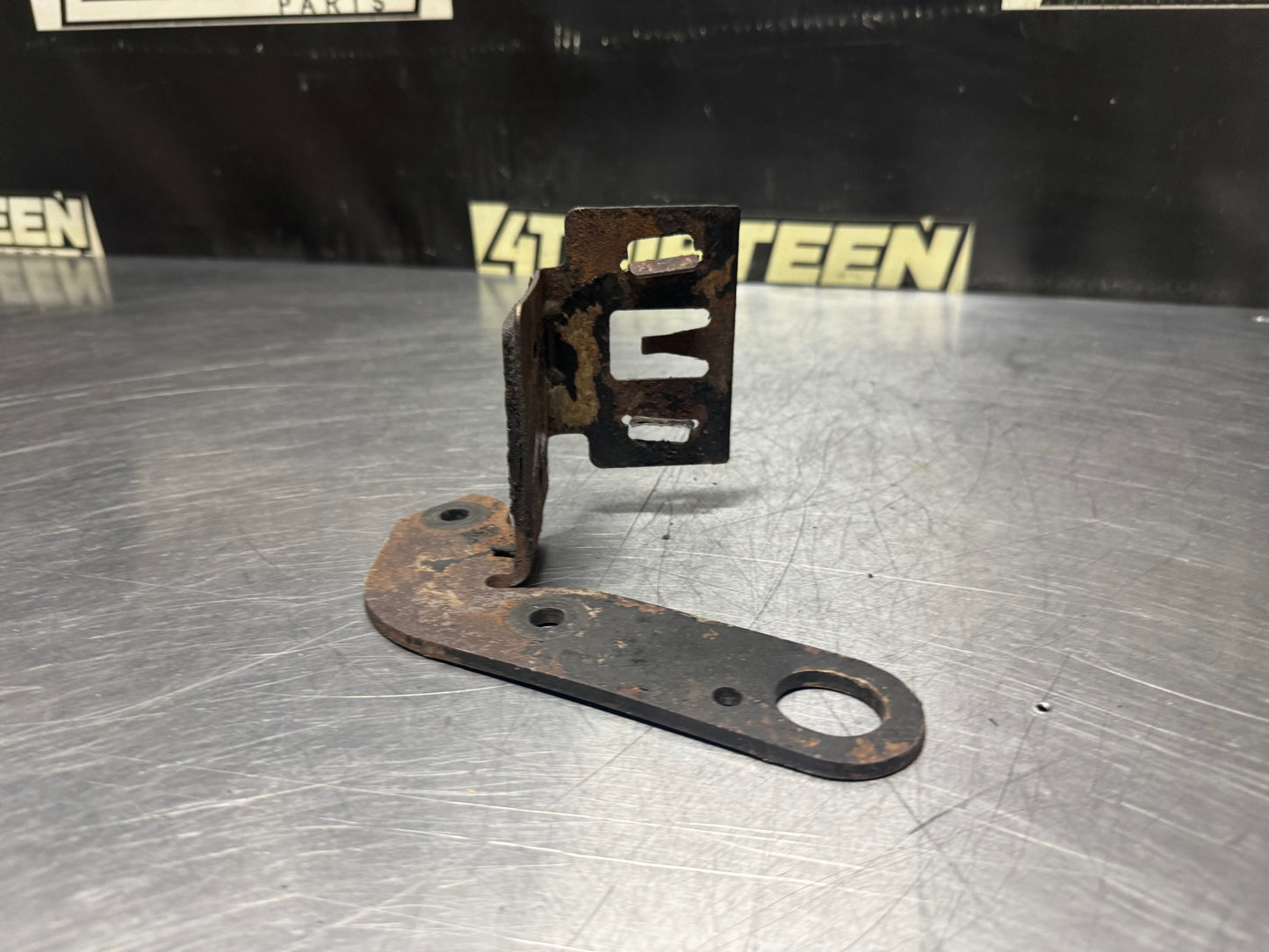 04-06 PONTIAC GTO POWER STEERING RESERVOIR BRACKET OEM #N486