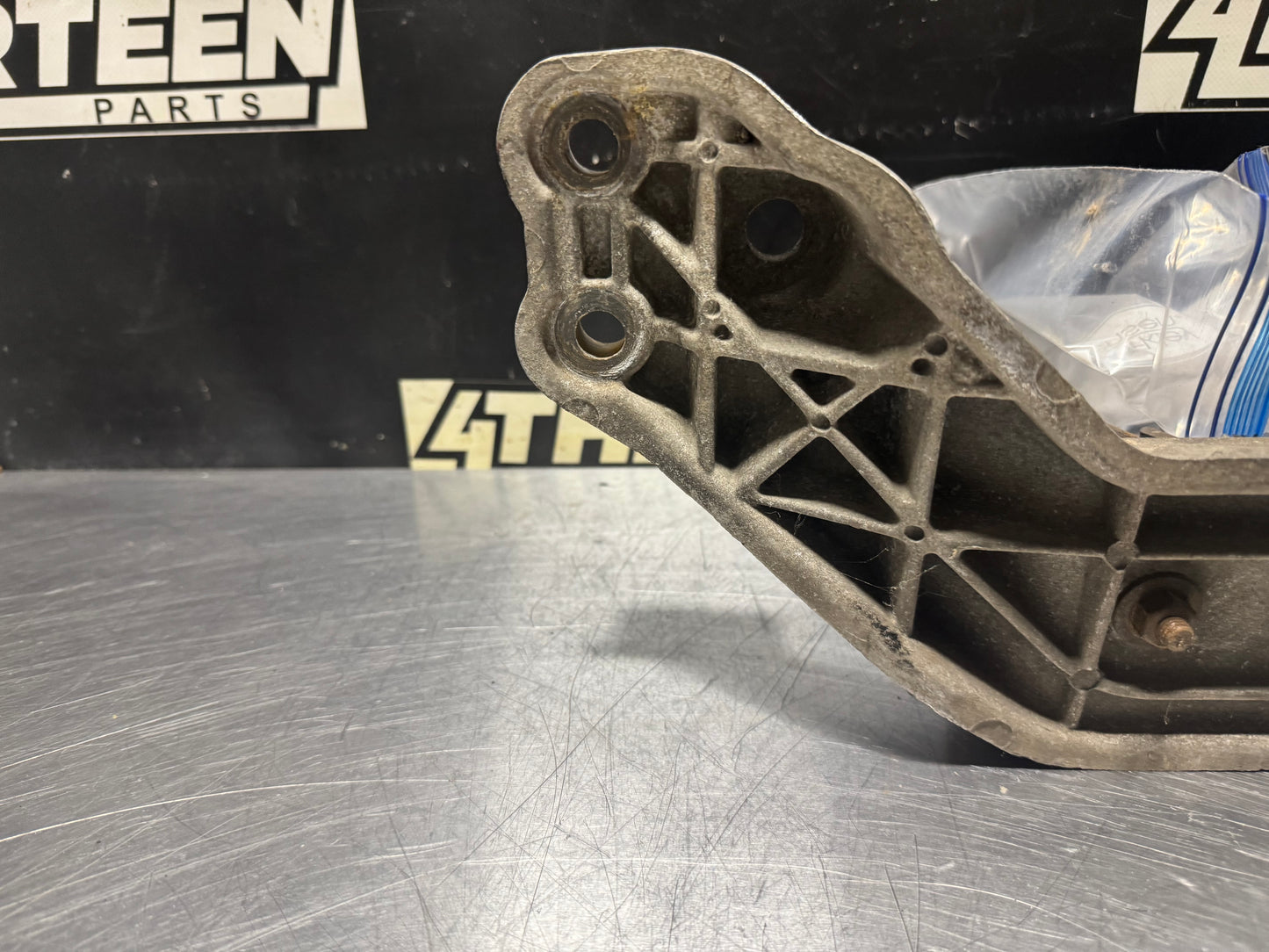 04-06 PONTIAC GTO TRANSMISSION T56 CROSSMEMBER OEM #N268