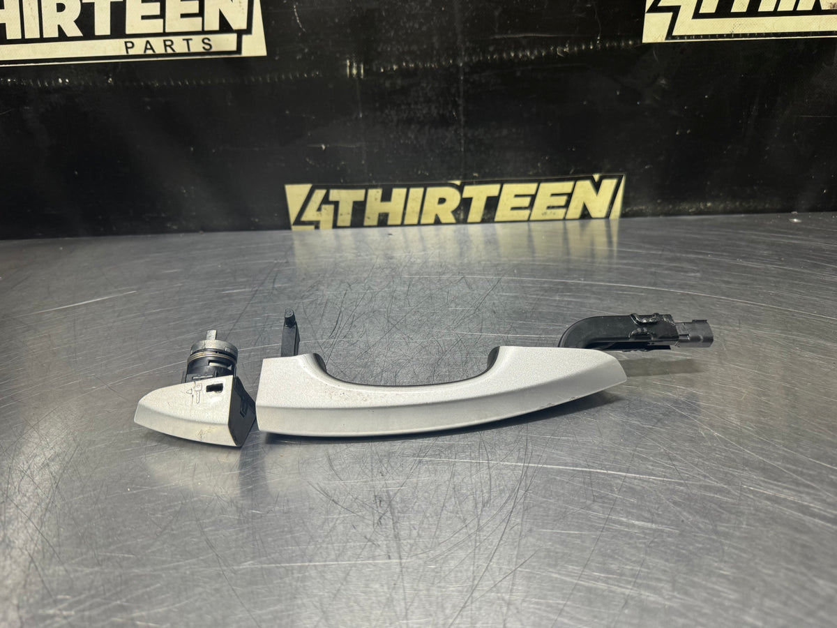 18-23 FORD MUSTANG GT LH DRIVER SIDE EXTERIOR DOOR HANDLE SILVER OEM #V20