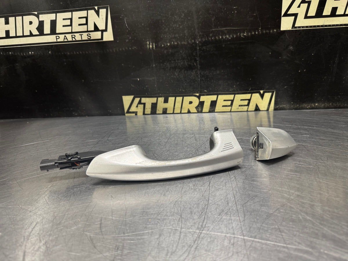 2015 FORD MUSTANG GT LH DRIVER SIDE EXTERIOR DOOR HANDLE SILVER OEM #V18