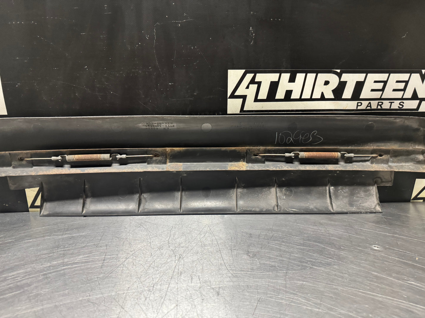97-04 C5 CORVETTE LOWER CENTER AIR DEFLECTOR ASSEMBLY 10401458 OEM #N287