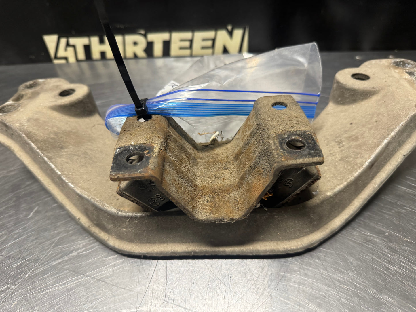 04-06 PONTIAC GTO TRANSMISSION T56 CROSSMEMBER OEM #N268