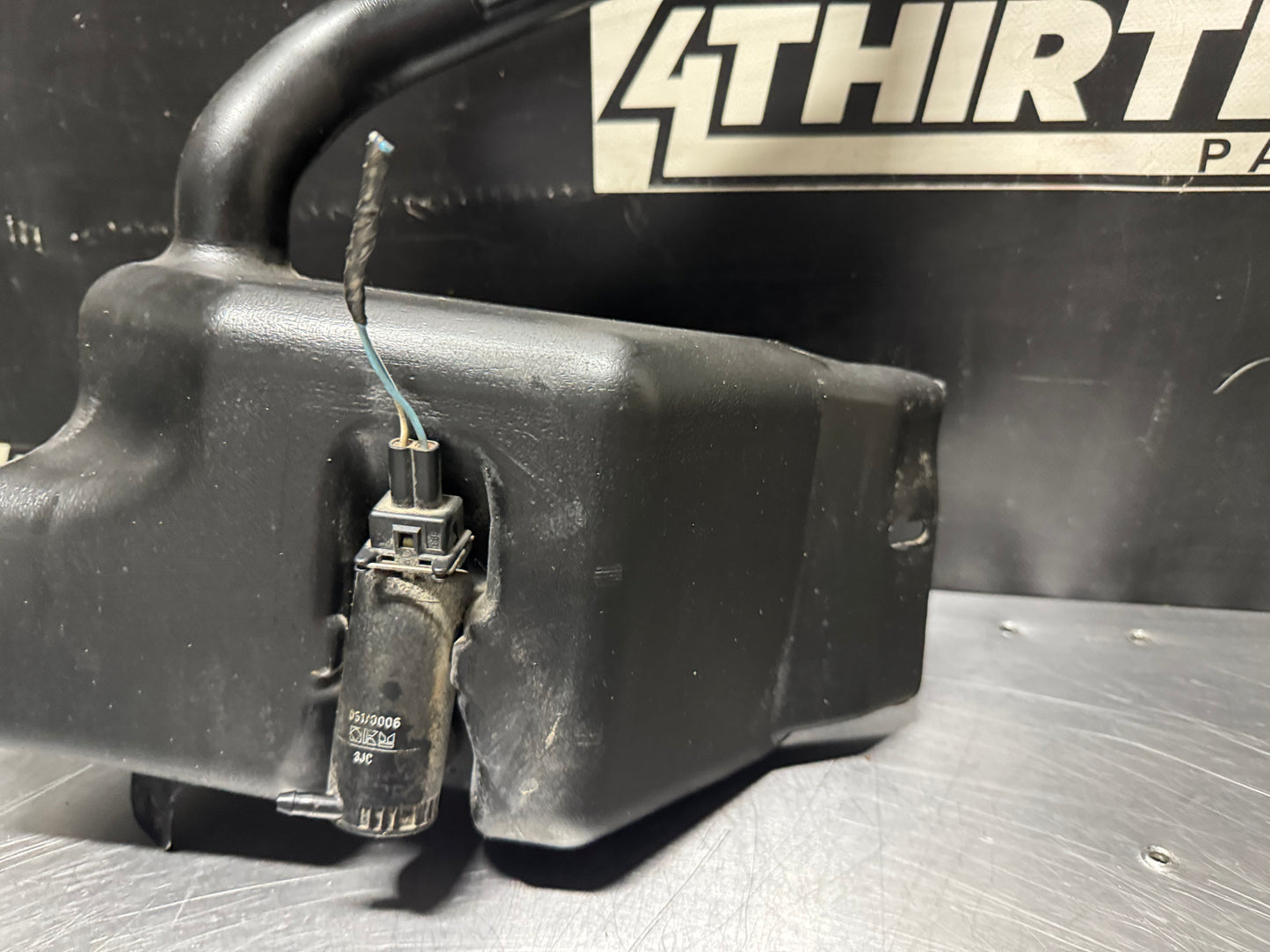 2004-2006 PONTIAC GTO WINDSHIELD WASHER AND PUMP RESERVOIR 4053229 OEM #N323