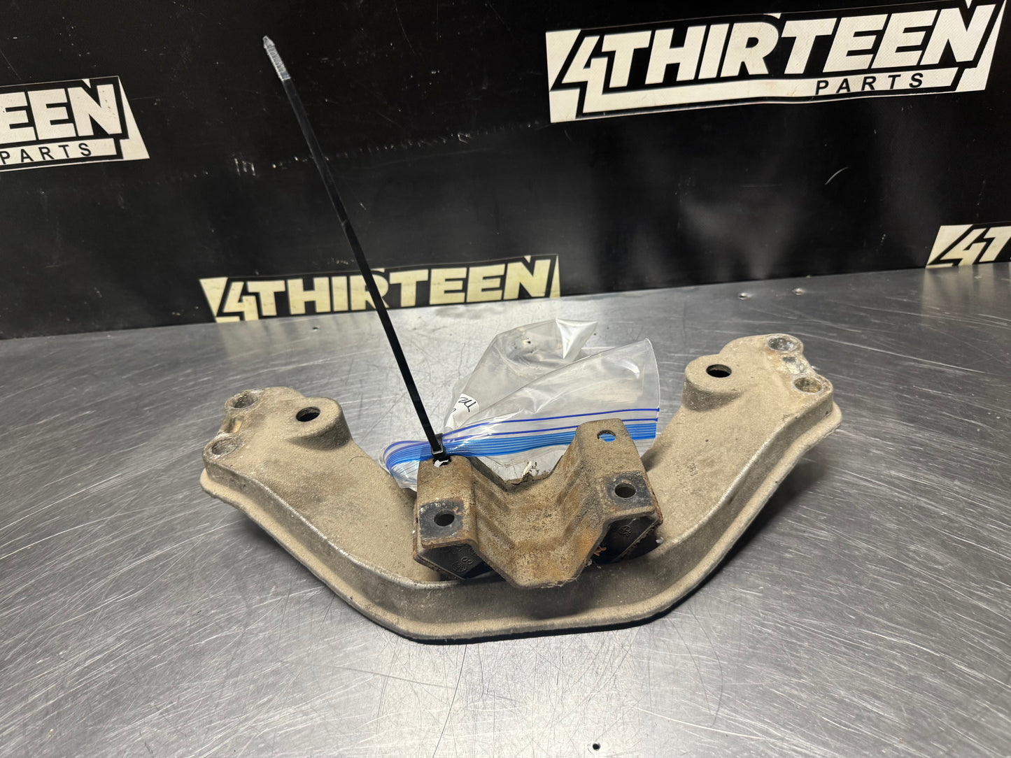 04-06 PONTIAC GTO TRANSMISSION T56 CROSSMEMBER OEM #N268