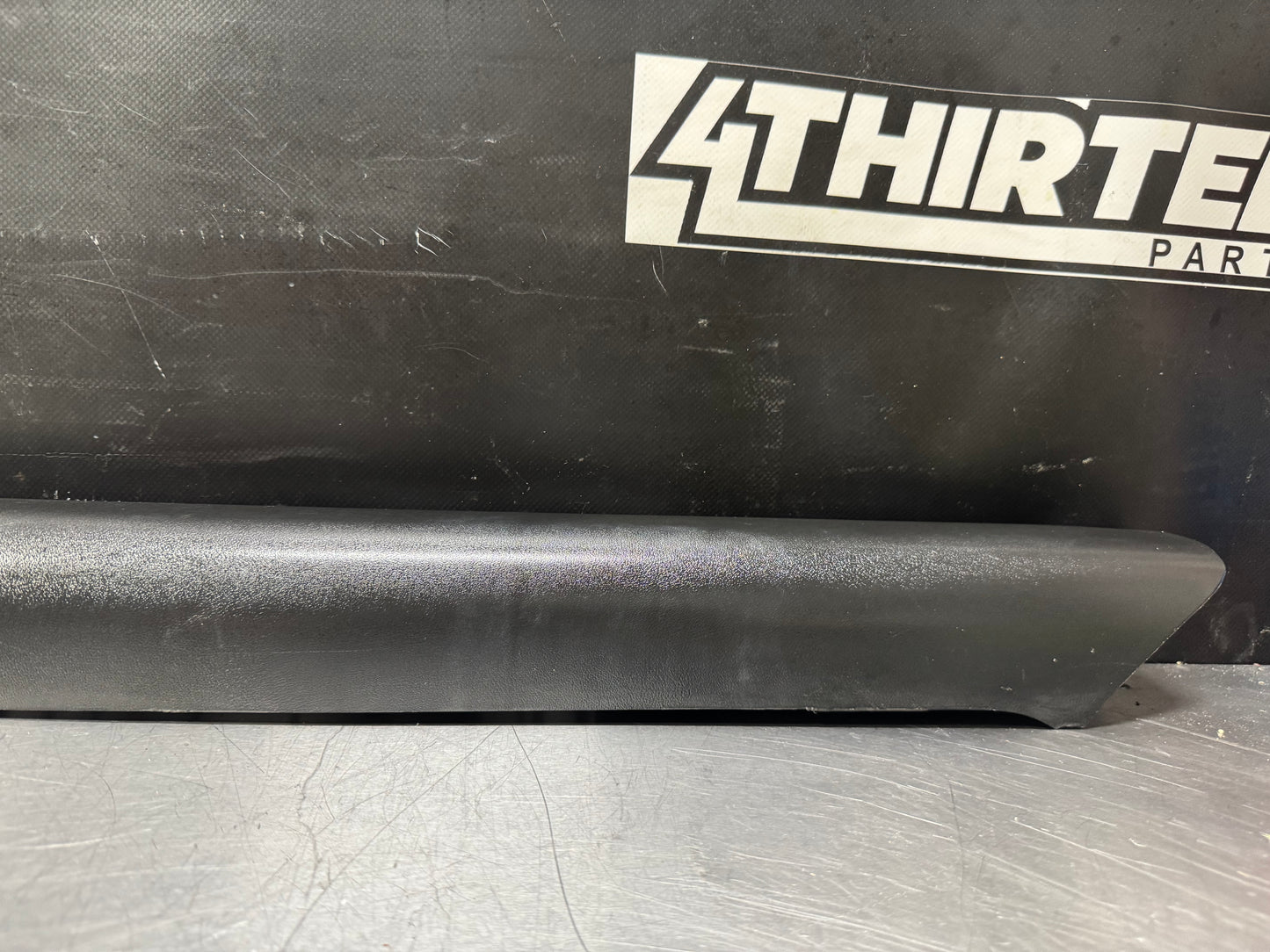 97-04 C5 CORVETTE PASSENGER SIDE DOOR SILL KICK PANEL RH BLK OEM 10247092 #L470
