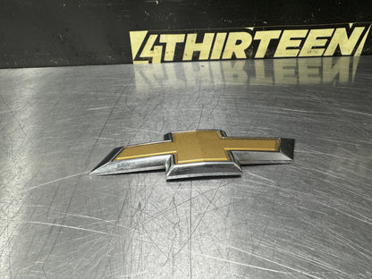 16-24 CHEVROLET CAMARO REAR EMBLEM 84003919 OEM #N940