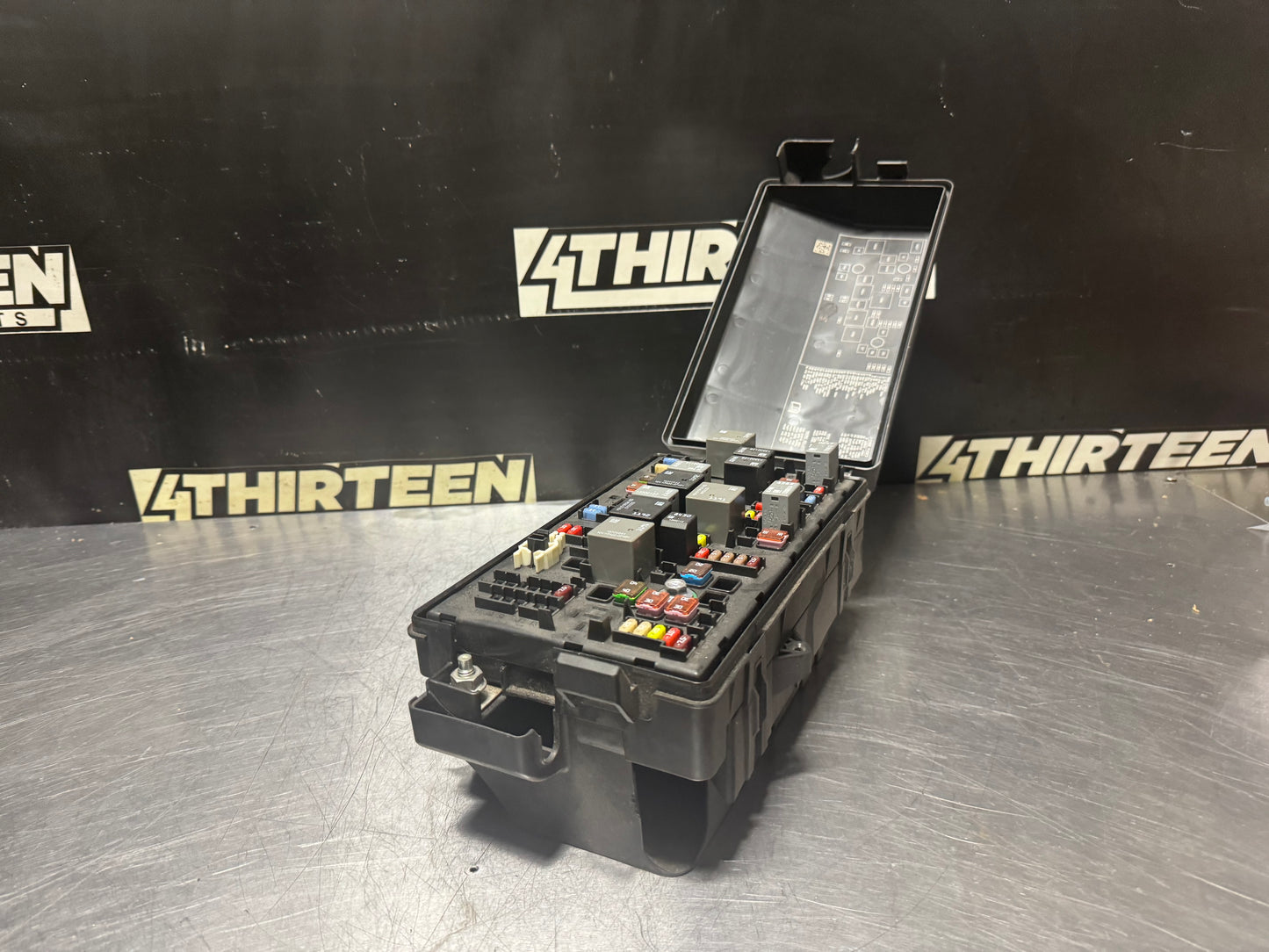 10-11 CHEVROLET CAMARO ENGINE FUSE BOX 22765979 OEM #N344