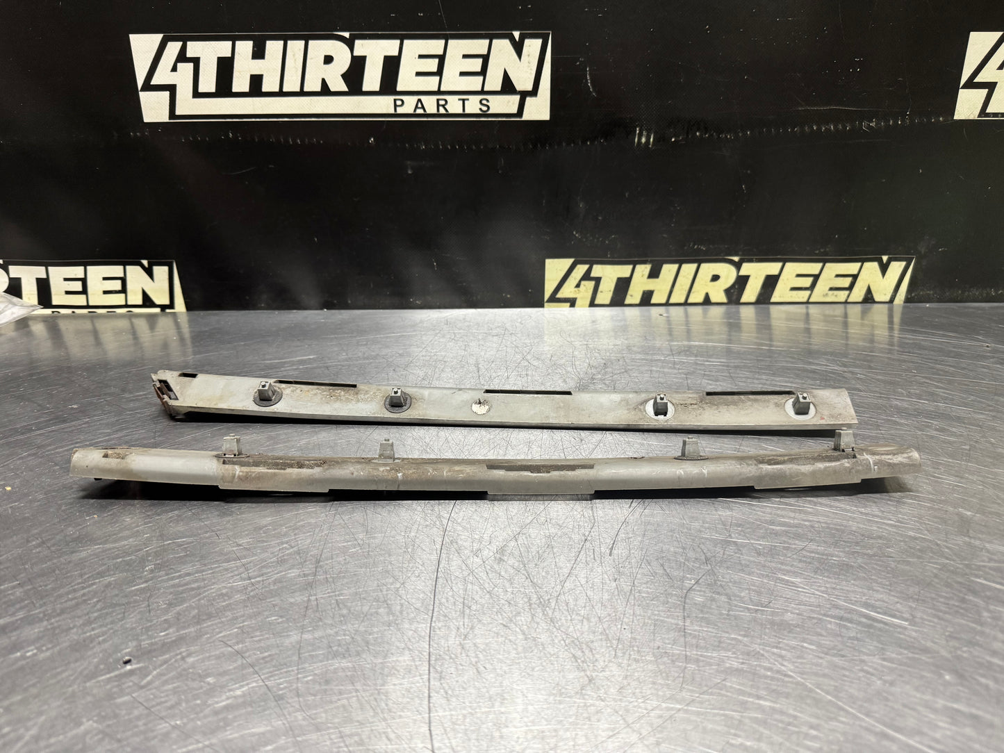 04-06 PONTIAC GTO LH RH SIDE UPPER REAR BUMPER BRACKET GUIDES OEM #N681