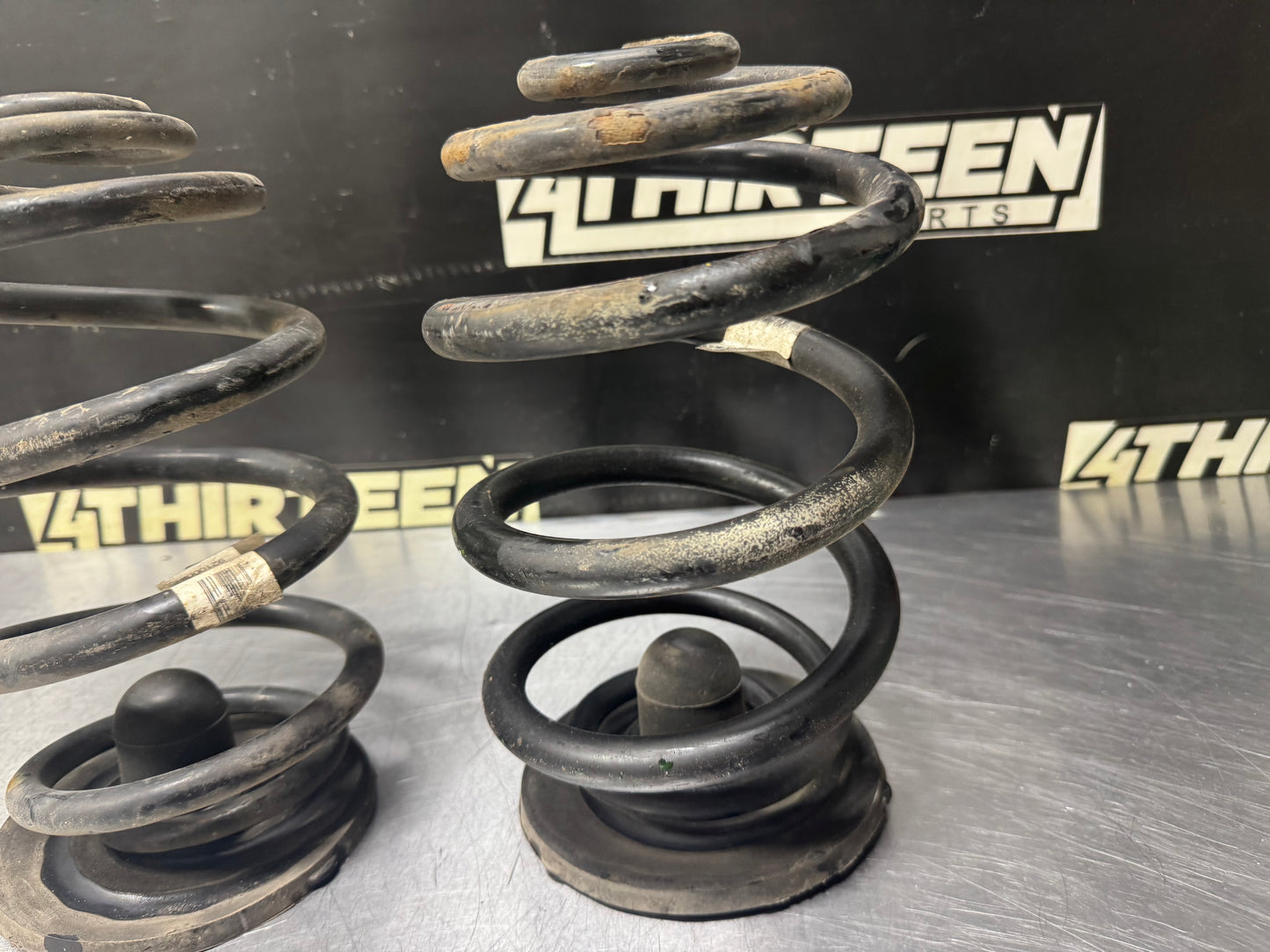 04-06 PONTIAC GTO REAR COIL SPRINGS 92100087 OEM #N388