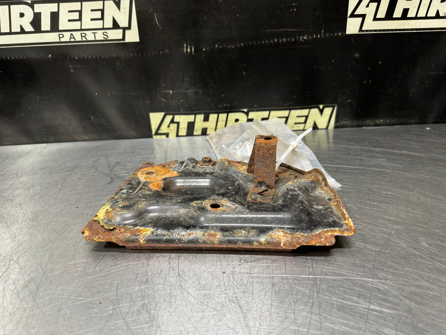 04-06 PONTIAC GTO BATTERY TRAY OEM #N712